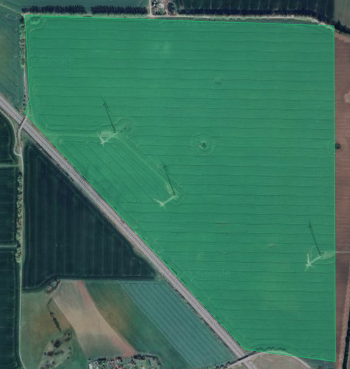 Abbildung eines Kartenausschnitts in Satellitenansicht innerhalb der Kartenansicht der POICloud. Auf diesem ist ein Feld mit einem grünen Polygon umrandet und markiert.