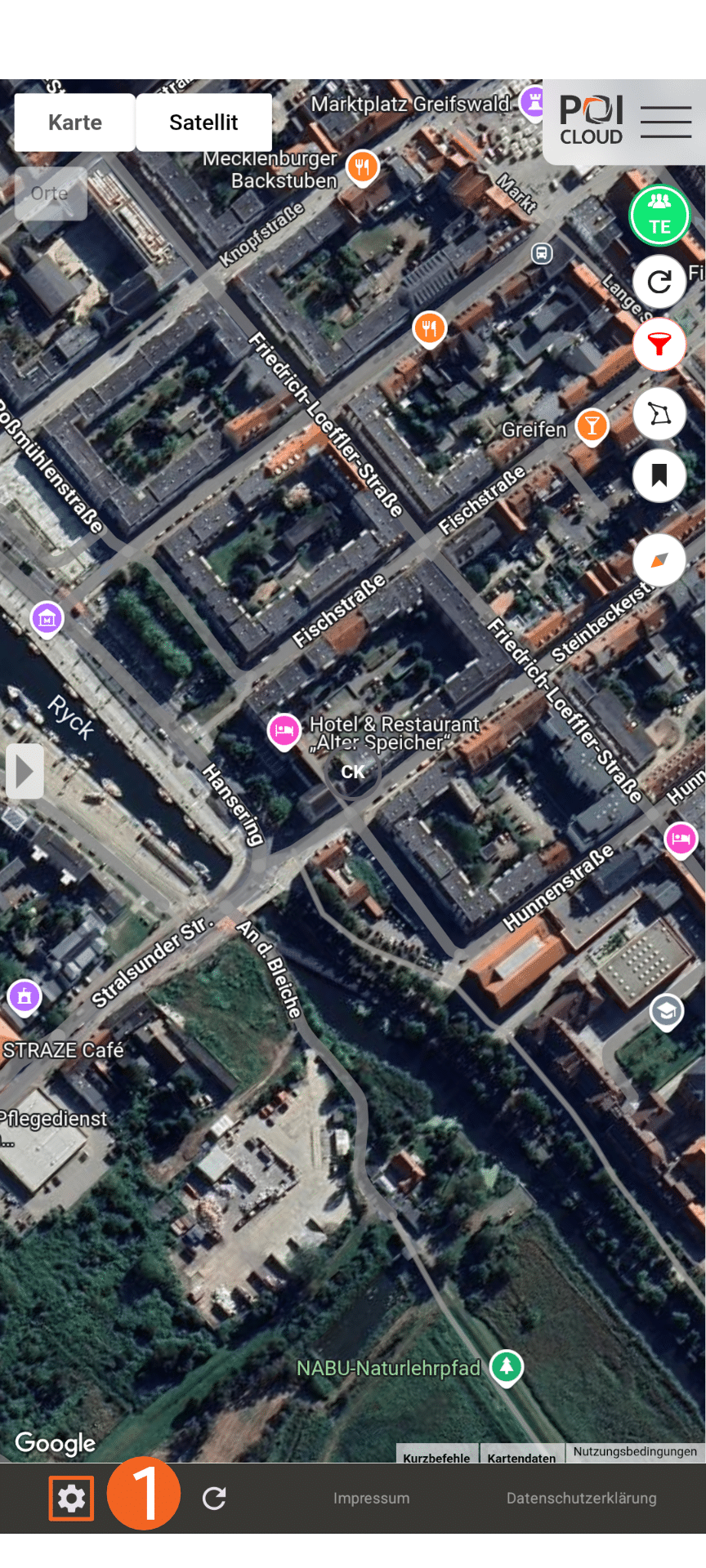Darstellung der Software-Oberfläche der POIApp auf einem Smartphone. Hier abgebildet ist die Satelliten-Ansicht eines Kartenabschnittes der Greifswalder Innenstadt. Oben links befinden sich zwei weiße Schaltflächen mit der Beschriftung "Karte" und "Satellit". Darunter ist ein Textfeld mit der Beschriftung "Orte", in denen man Orte suchen kann. Auf der rechten Bildseite ist in der oberen rechten Ecke das POICloud-Logo abgebildet. Darunter befinden sich mehrere Runde Buttons mit unterschiedlichen 