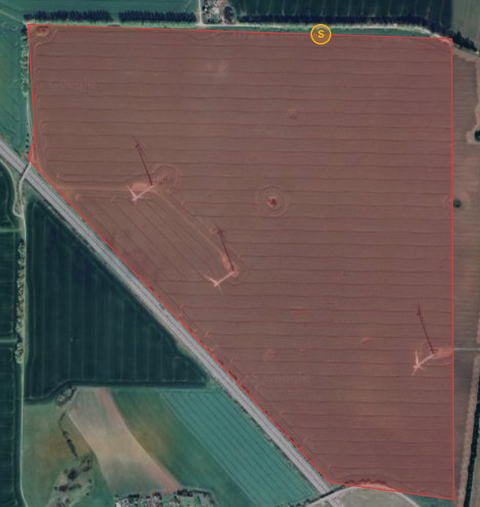 Abbildung eines Kartenausschnitts in Satellitenansicht innerhalb der Kartenansicht der POICloud. Auf diesem ist ein Feld mit einem roten Polygon umrandet und markiert.