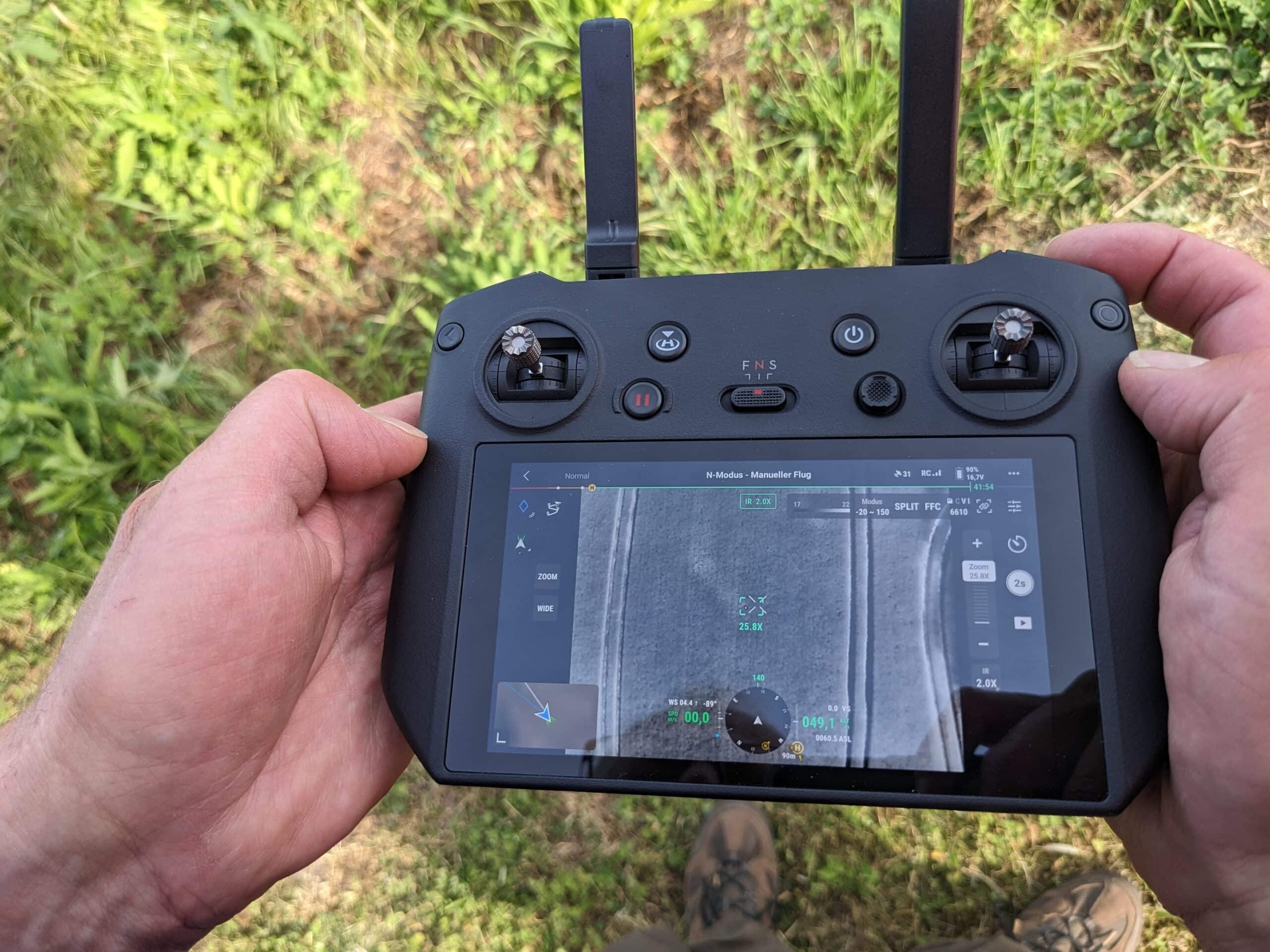 DJI Fernsteuerung, die ein Wärmebild im Live-View zeigt