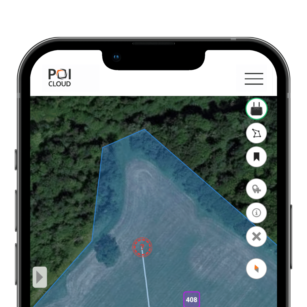 Die Darstellung eines halben Smartphones mit der darauf geöffneten POI-App. In der App ist ein Polygon in blauer Farbe um die Grenzen eines Feldes gezogen worden. Das Feld ist umgeben von einem Waldgebiet. Innerhalb des Feldes ist eine rote, runde Markierung (ein POI) mit einem Fragezeichen in der Mitte abgebildet. Am unteren Rand des Feldes ist eine quadratische, lilafarbene Markierung abgebildet, in deren Mitte die Zahl "408" in weißer Schrift steht. Im rechten Bereich der Darstellung sind 7 S