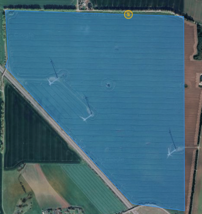 Abbildung eines Kartenausschnitts in Satellitenansicht innerhalb der Kartenansicht der POICloud. Auf diesem ist ein Feld mit einem blauen Polygon umrandet und markiert.