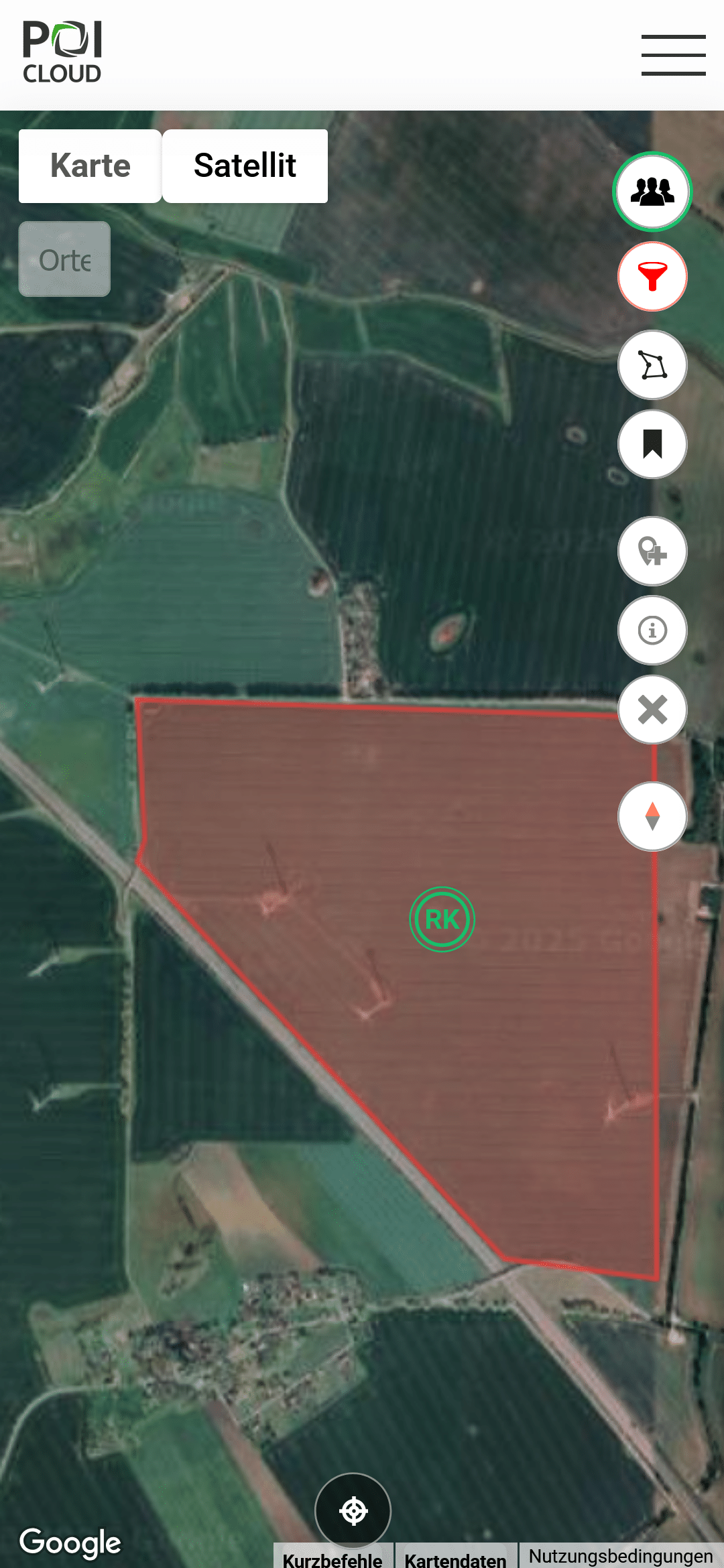 Abbildung der Kartenansicht der POIApp auf einem Smartphone. Im Bildmittelpunkt ist ein Feld mit einem roten Polygon umrandet. Auf diesem befindet sich eine grüne POI-Markierung mit der Bezeichnung "RK" für "Rehkitz". Am rechten Bildschirmrand befinden sich acht Buttons mit zugehörigen Symbolen: Ein Gruppe-Symbol, ein Filter-Symbol, ein Polygon, eine Fahne, ein POI-Symbol, ein Info-Symbol, ein Kreuz und ein nach Norden zeigender Richtungspfeil.