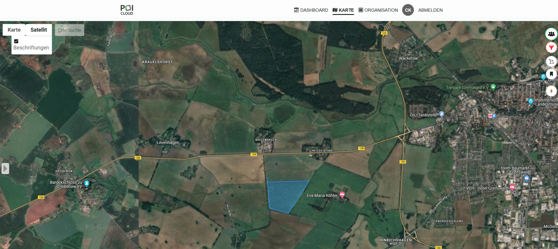 Abbildung der Satelliten-Ansicht der Karte in POICloud. In der Mitte befindet sich ein Feld, das mit einem blauen Polygon umrandet wurde.