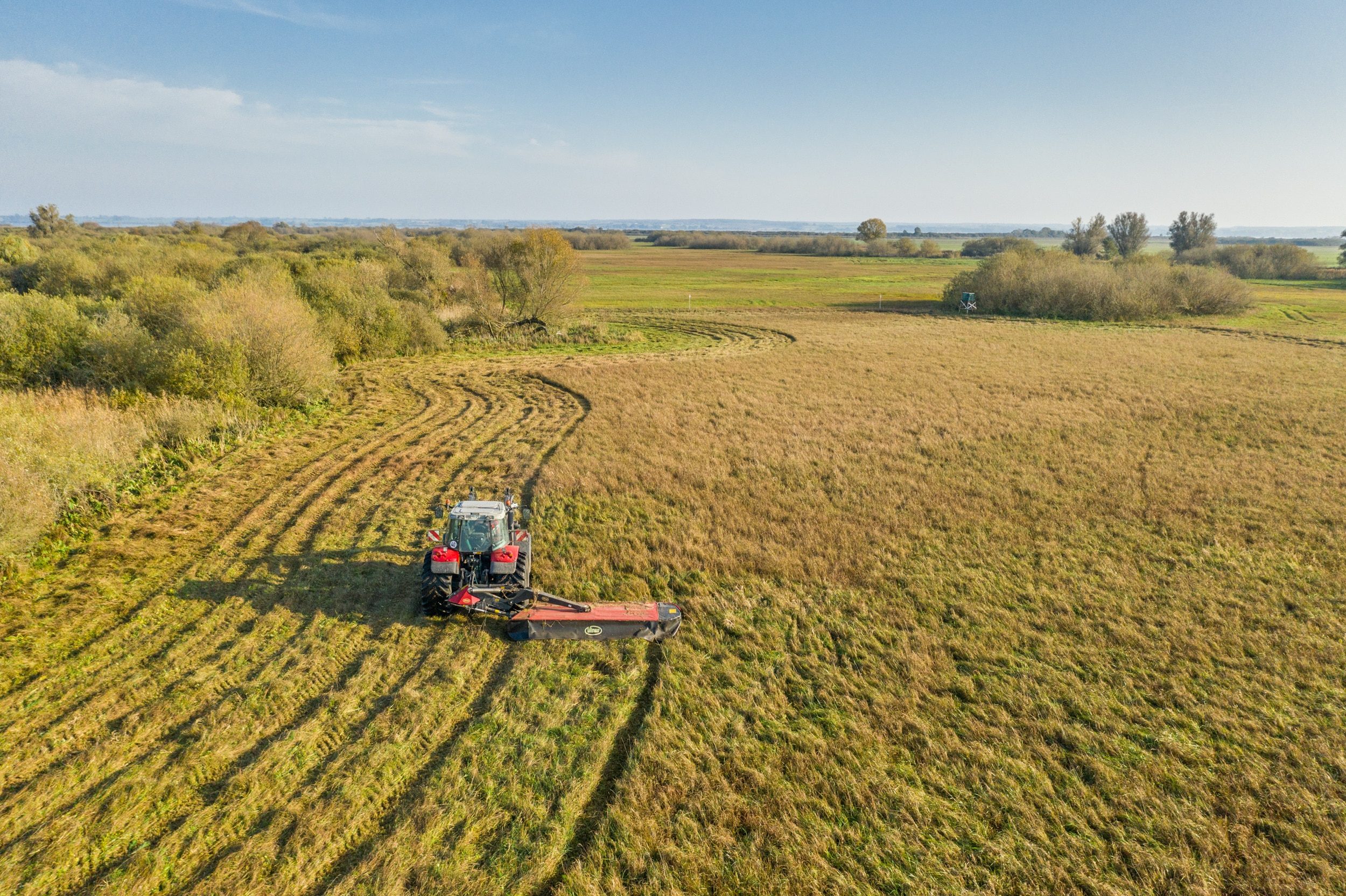 Luftaufnahme eines Traktors beim Mähen