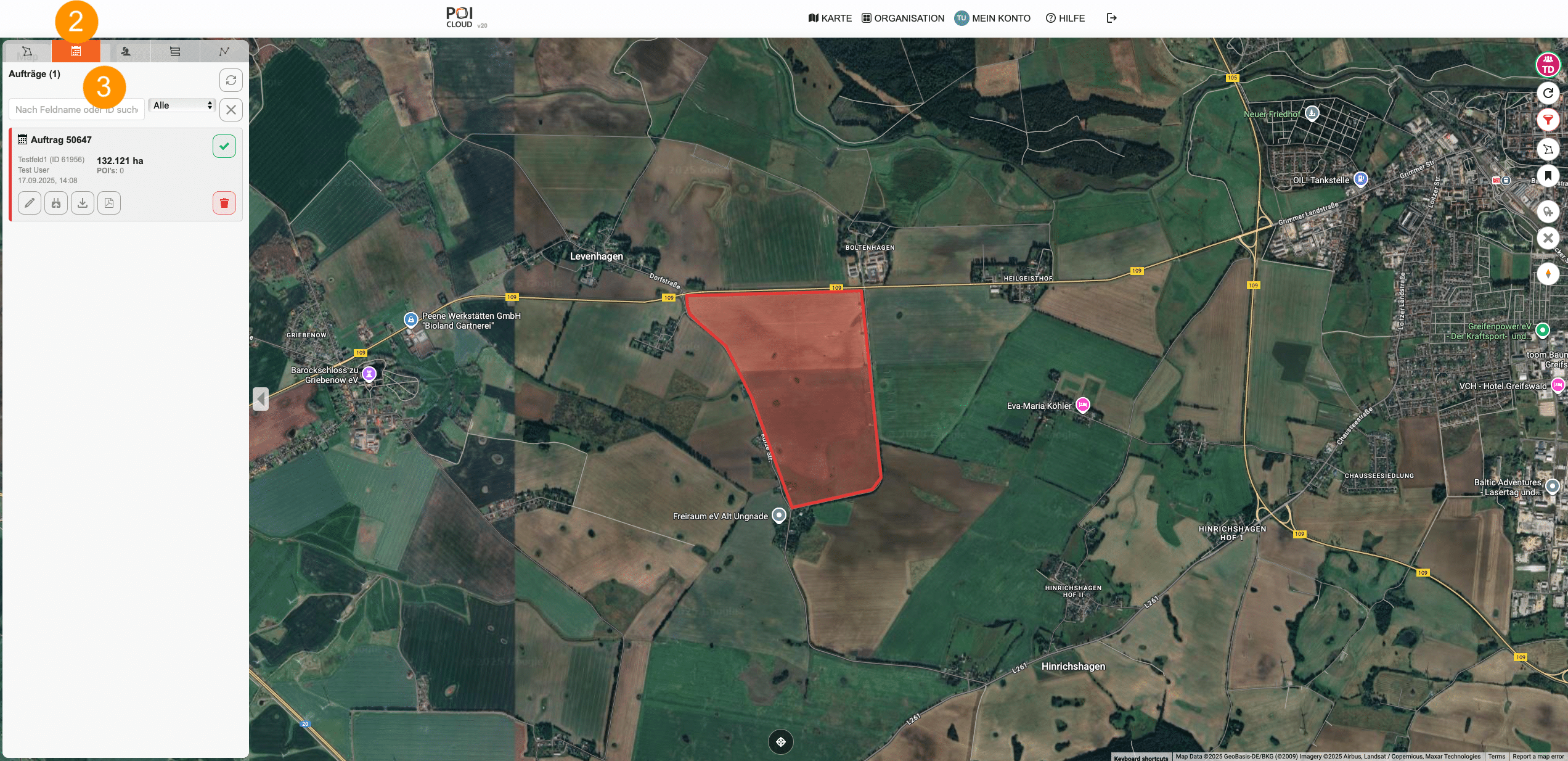 Darstellung einer Website-Ansicht der POICloud. Zu sehen ist eine die Satellitenansicht einer landwirtschaftlich geprägten Gegend mit vielen aneinander liegenden Feldern. Um eines der Felder ist ein Polygon mit roter Füllung gezogen.