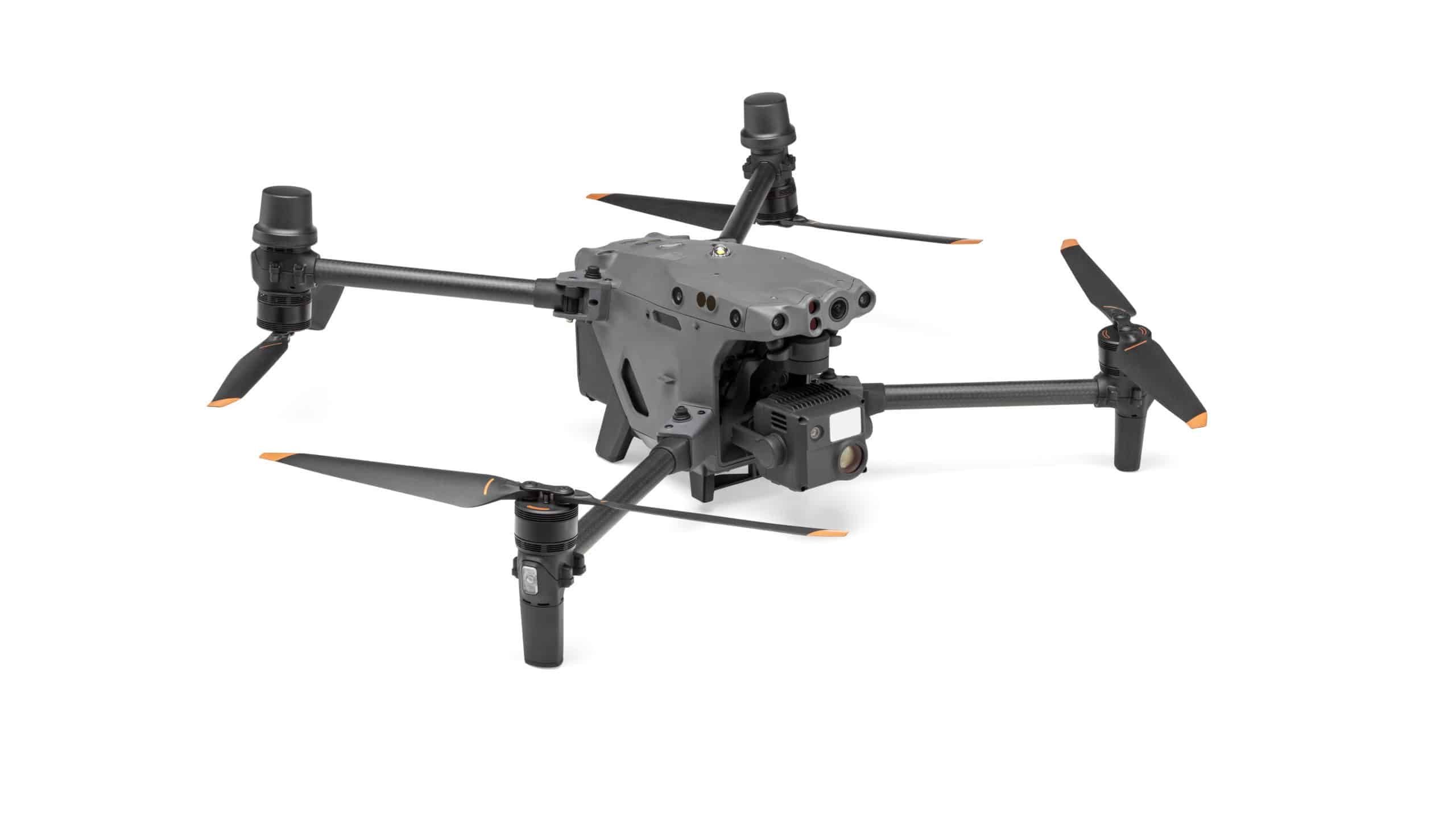 Bild einer DJI Matrice M30T mit weißem Hintergrund.