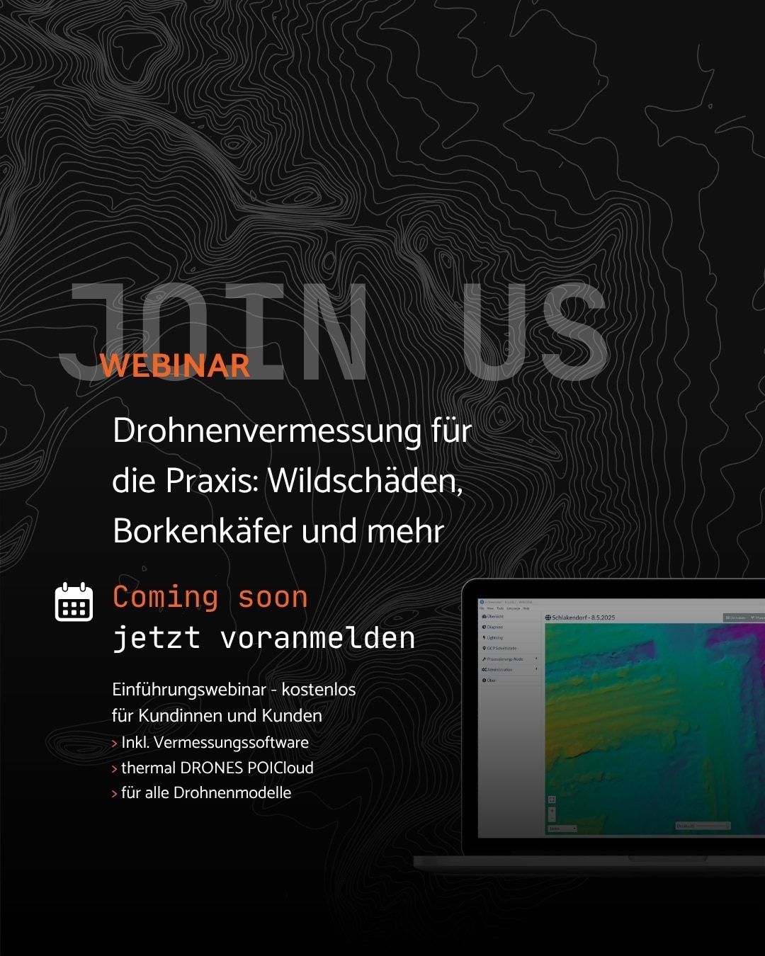 Ein Bild mit Aufruf zur Teilnahmen an einem online-Webinar. Im Vordergrund befindet sich der Text mit Überschrift und Beschreibungen in weißer und orangefarbener Schrift. Im Hintergrund sieht man Höhenlinien und unten rechts befindet sich ein Laptop mit geöffneter Vermessungssoftware.