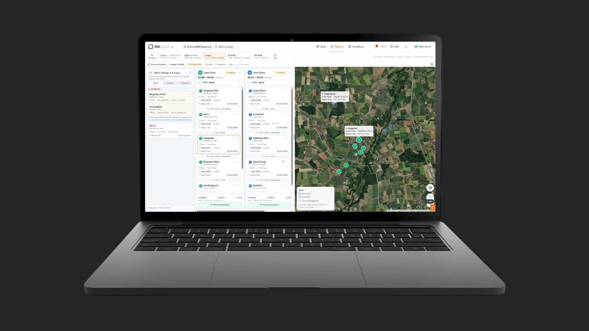 Laptop mit der Einsatzplanung der POICloud: Zwei Teams mit ihren Tagesplänen und Feldern, daneben eine Luftbildkarte mit nummerierten Flächen.