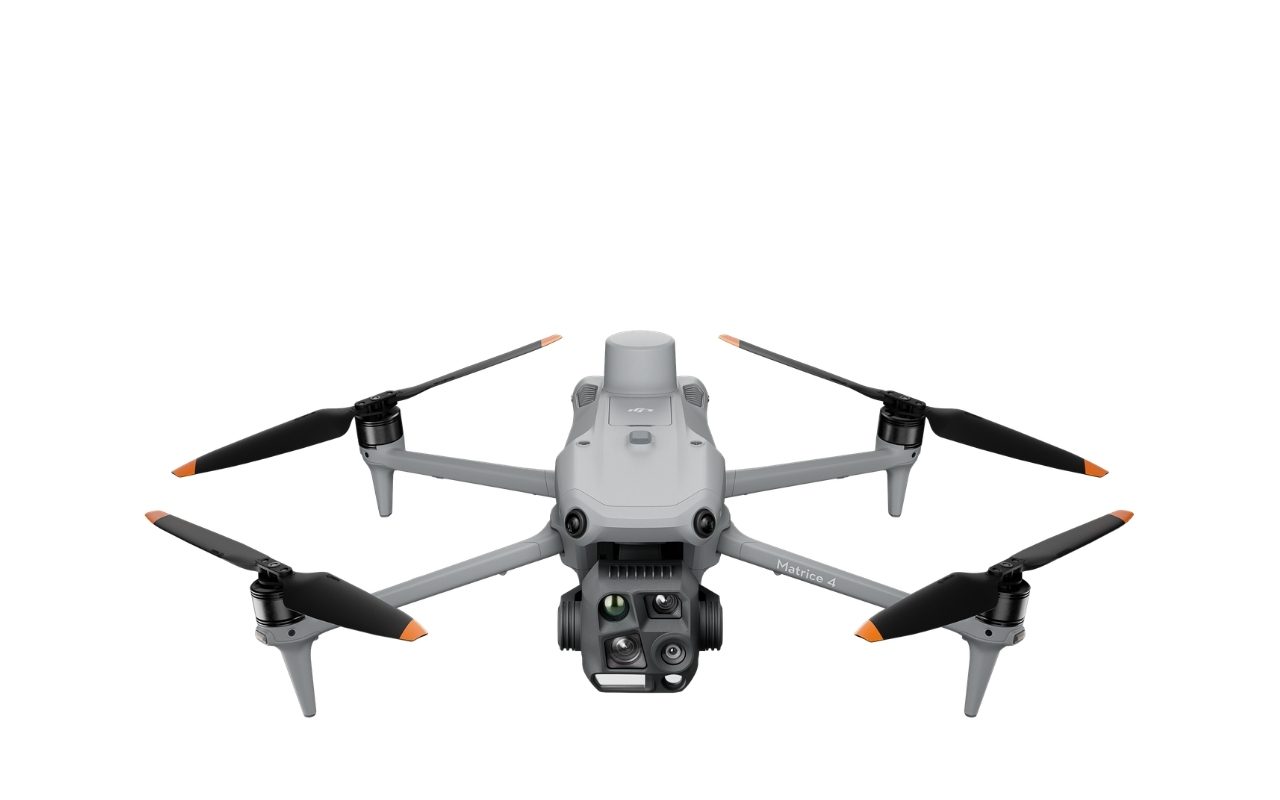Frontansicht der DJI Matrice 4T mit Wärmebildkamera und Zusatzlicht am Gimbal, freigestellt auf weißem Grund.
