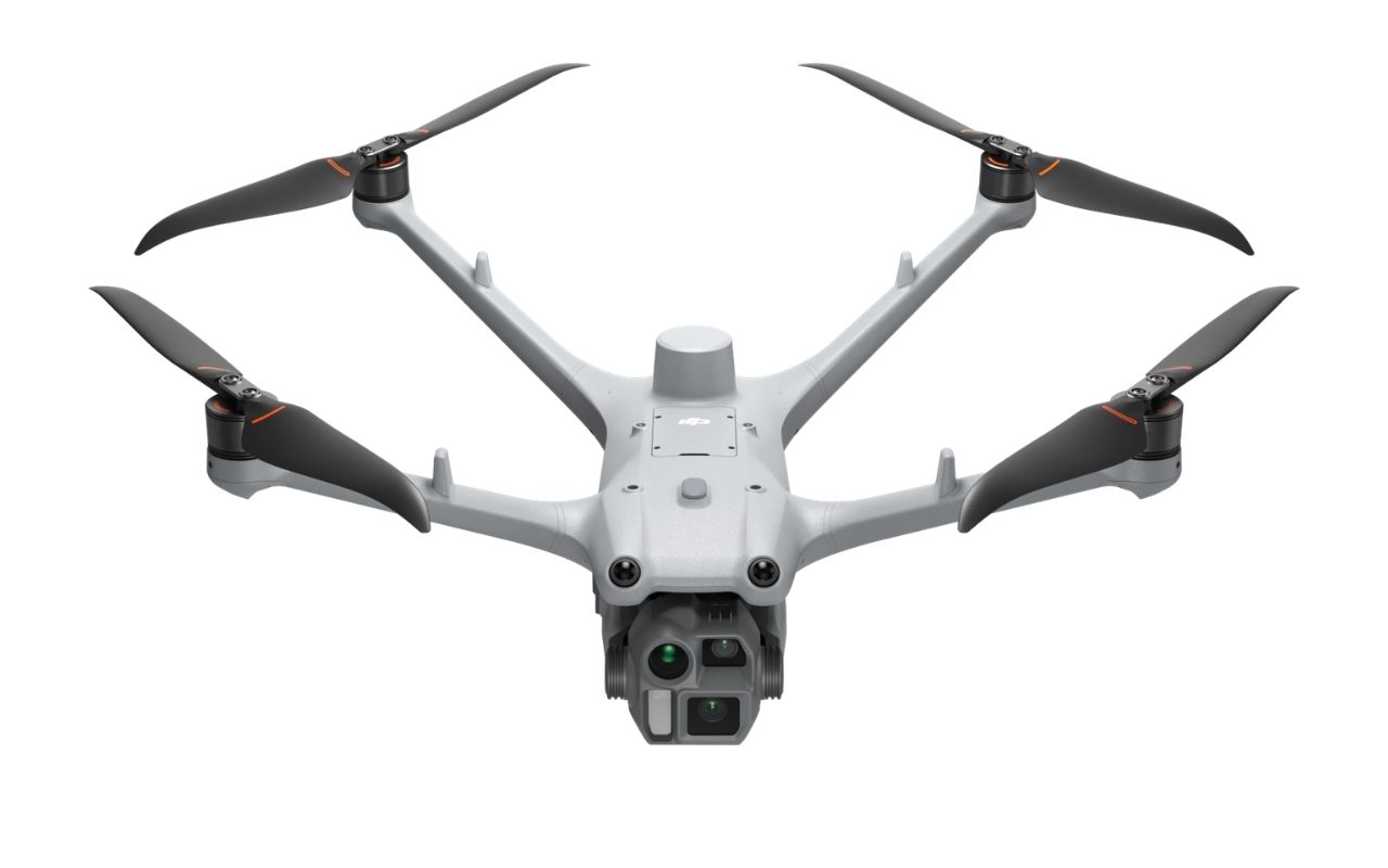 Frontansicht der DJI Matrice 4D mit breiten Auslegern und drei Kameraöffnungen am Gimbal, freigestellt auf weißem Grund.