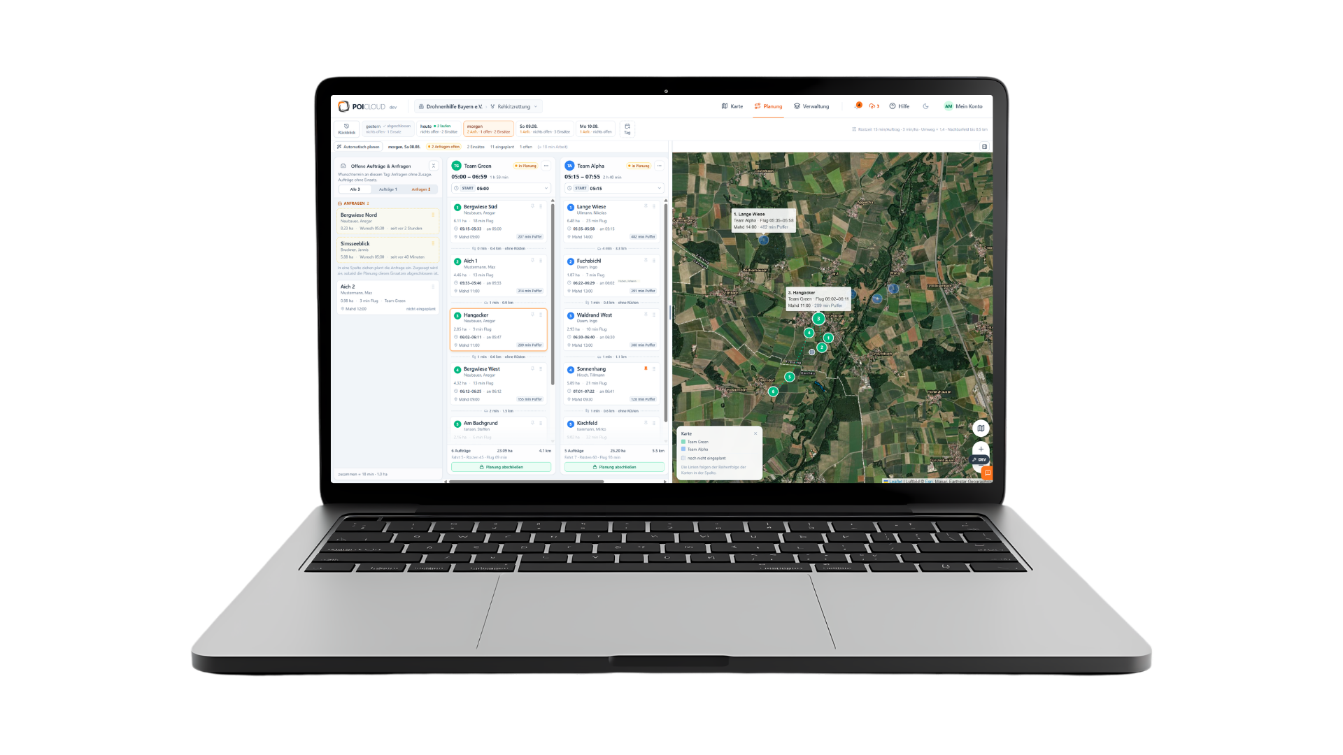 Laptop mit der Einsatzplanung der POICloud: links offene Aufträge und Anfragen, in der Mitte die Tagespläne von zwei Teams, rechts eine Luftbildkarte mit nummerierten Flächen.