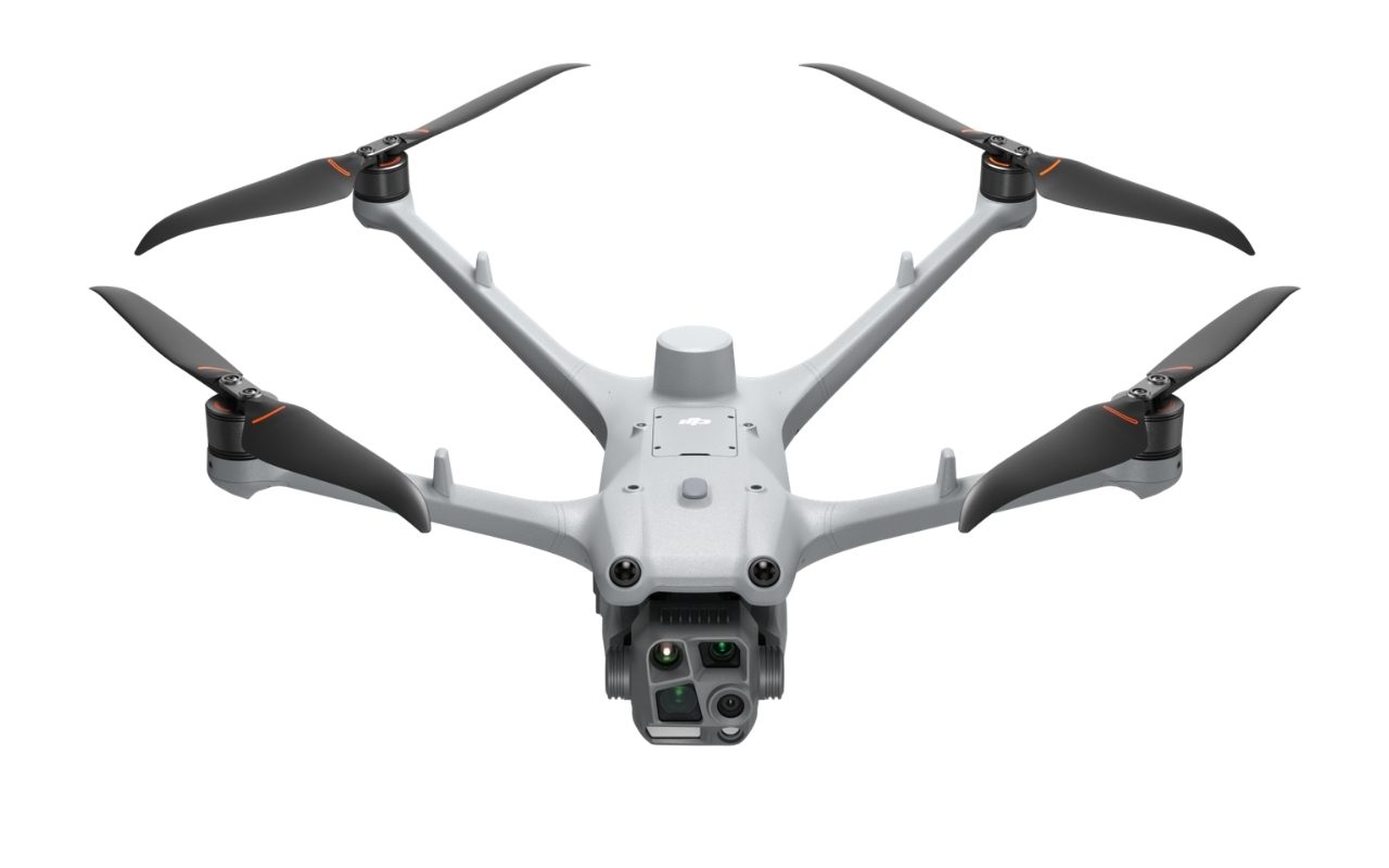 Frontansicht der DJI Matrice 4TD mit breiten Auslegern, Wärmebildkamera und Zusatzlicht am Gimbal, freigestellt auf weißem Grund.