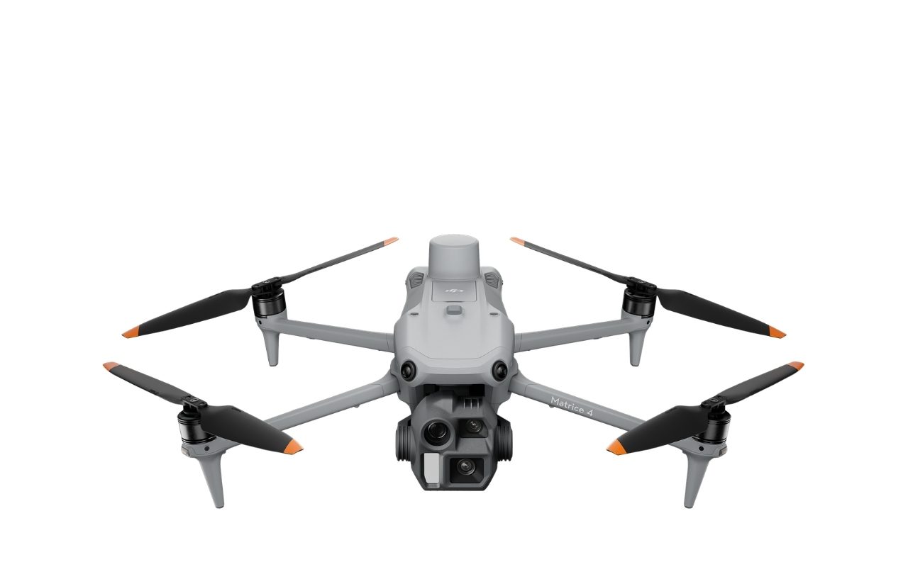 Frontansicht der DJI Matrice 4E mit drei Kameraöffnungen am Gimbal, freigestellt auf weißem Grund.