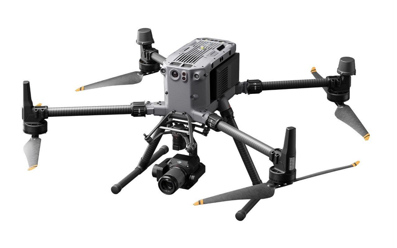 DJI Matrice 350 RTK mit angebauter Kamera am Gimbal, schräg von vorn, freigestellt auf weißem Grund.