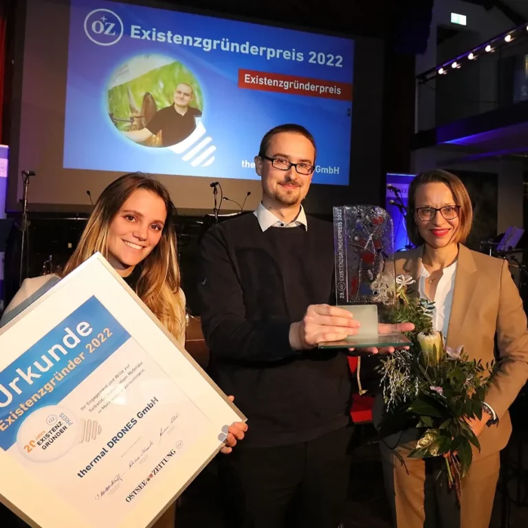 Tobias Dahms nimmt den OZ-Existenzgründerpreis 2022 entgegen