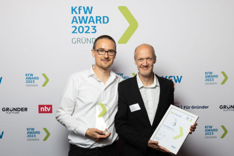 Tobias Dahms und Dr. Martin Israel von der Firma thermal DRONES GmbH, Landessieger Mecklenburg-Vorpommern des KfW Award Gründen 2023. Aufgenommen bei der Preisverleihung in Berlin am 19.10.2023. Foto: Jonas Wresch / KfW