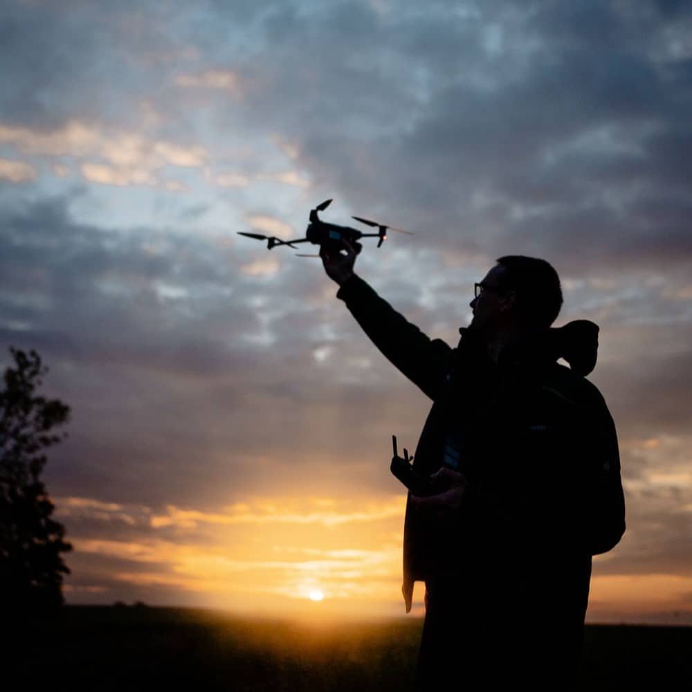 Eine DJI M4T mit Controller, Laptop und Smartphone die POI Software zeigen