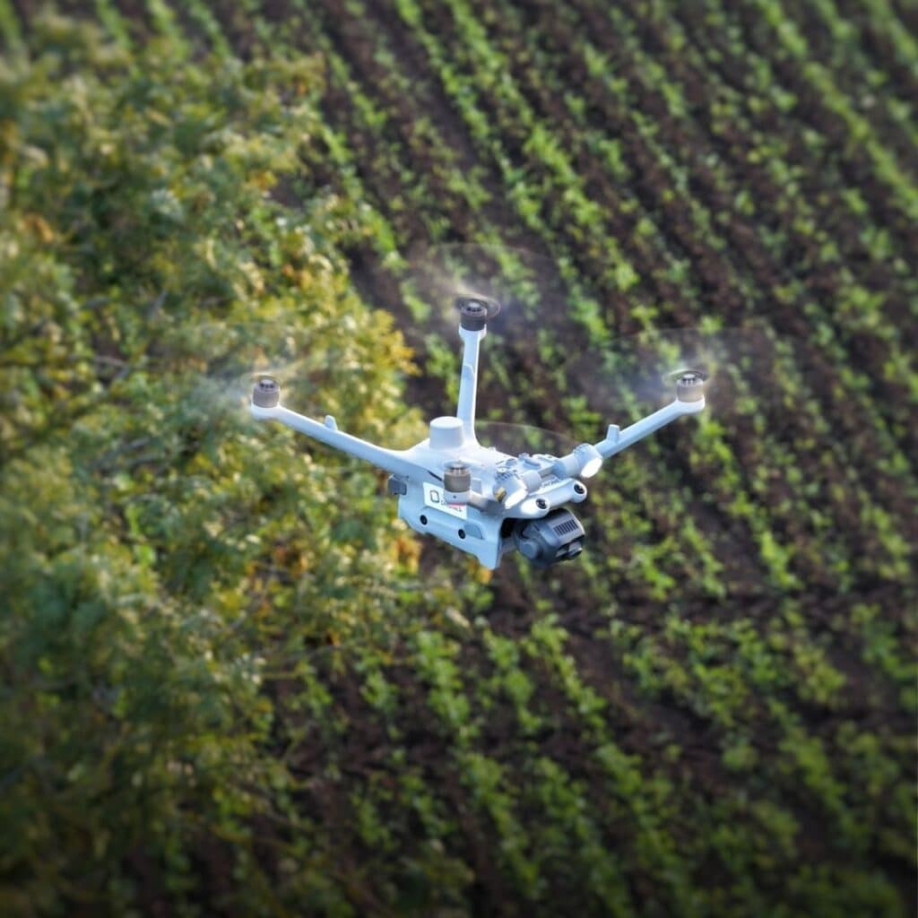 DJI Enterprise Matrice 4D fliegt über Feld