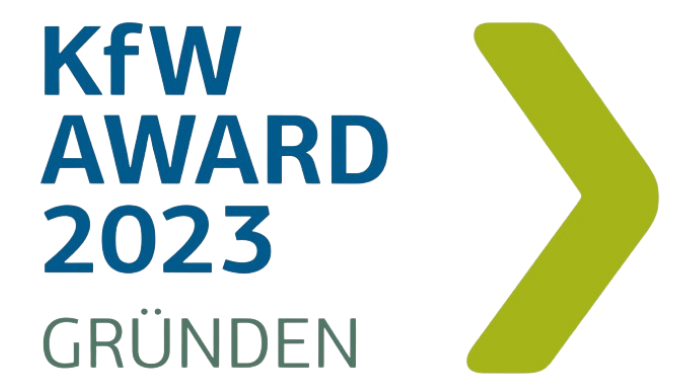 Ein Logo vom KfW Award 2023 mit dem Text "KfW AWARD 2023 GRÜNDEN". Daneben ist ein nach links geöffneter, grüner Pfeil abgebildet.