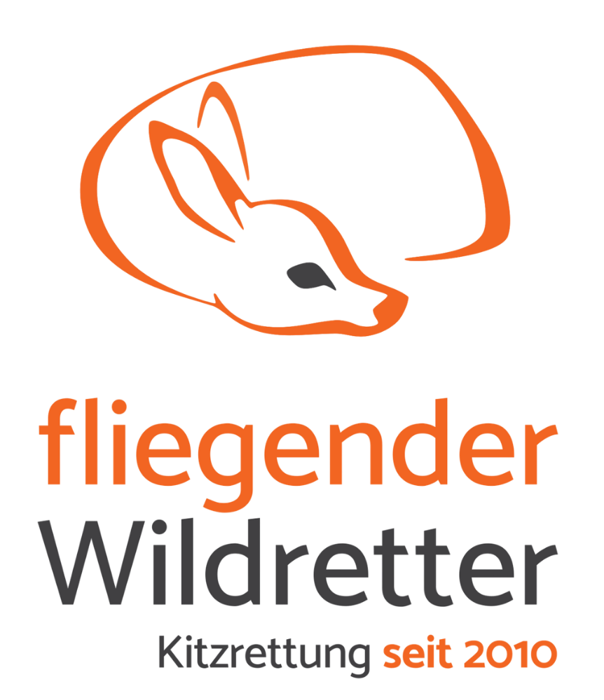 Ein weißes Logo mit der Aufschrift "fliegender Wildretter" und "Kitzrettung seit 2010". Über dem Text befindet sich die vereinfachte Darstellung eines Rehkitzes in orangener Farbe. Das Auge des Rehkitzes hat dabei einen schwarzen Farbton. Die Worte "fliegender" und "seit 2010" sind in demselben orangenen Farbton, während die Worte "Wildretter" und "Kitzrettung" eine schwarze Schriftfarbe haben.